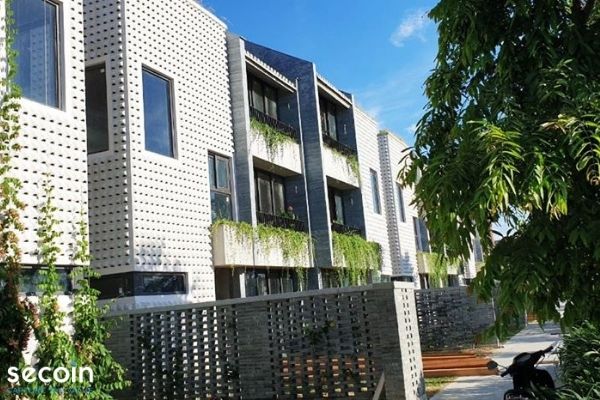 Breeze-block-entrance-door