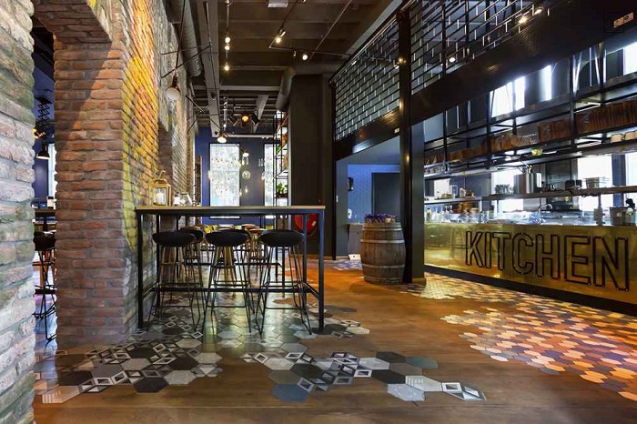 Encaustic cement tile in Bodega Madrid Restaurant, Germany 3 Gach bong cao cap Modega Madrid 003